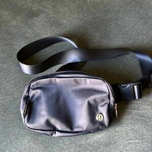 Lululemon Everywhere Belt Bag Black 1L  (Moving Sale)